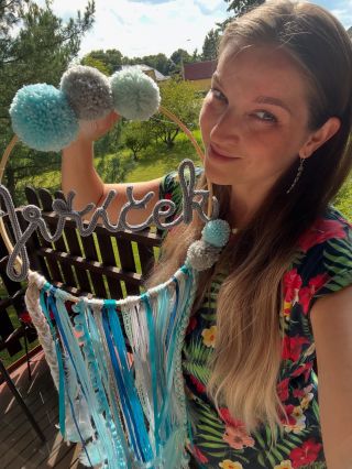 Po všech dřevěných výrobcích, propiskách a samolepkách, krásná změna v podobě lapače na přání. Tak snad se bude líbit....